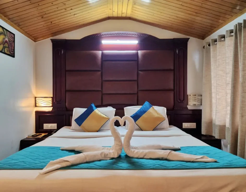 Executive Suite – Hotel Surya Shimla Spacious King’s Family Suite featuring a king-size bed, red sofa, elegant interiors and modern amenities